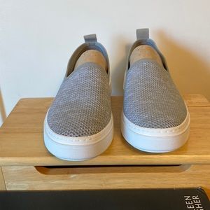 EILEEN FISHER PROSPER-2-M    NEW IN BOX.  Light grey color.